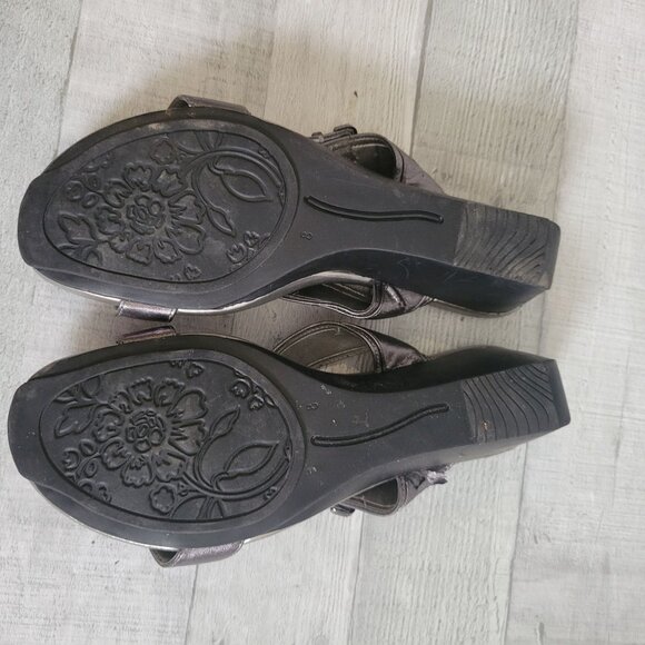 Bandolino Womens Metallic Wedge Sandals With Adjustable Buckle - Picture 5 of 6